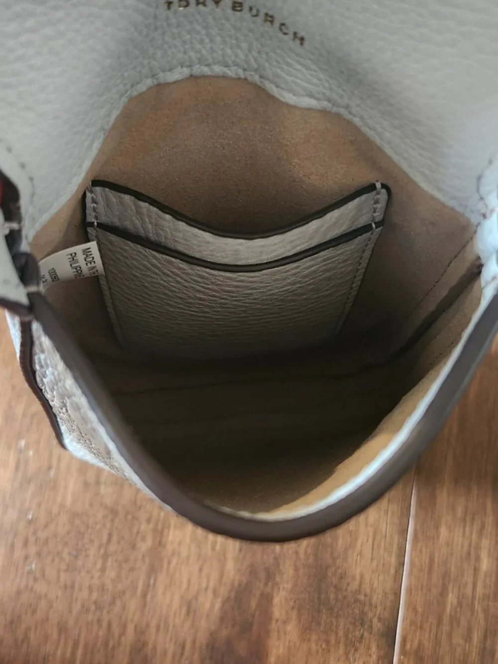 Tory Burch Phone Crossbody Bag – Light Gray Leather – Gold Logo – EUC - Picture 8 of 16